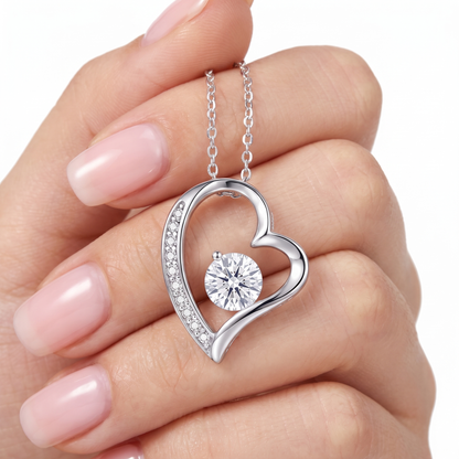 Collier cœur argent en acier inoxydable tenu en main – Givelove